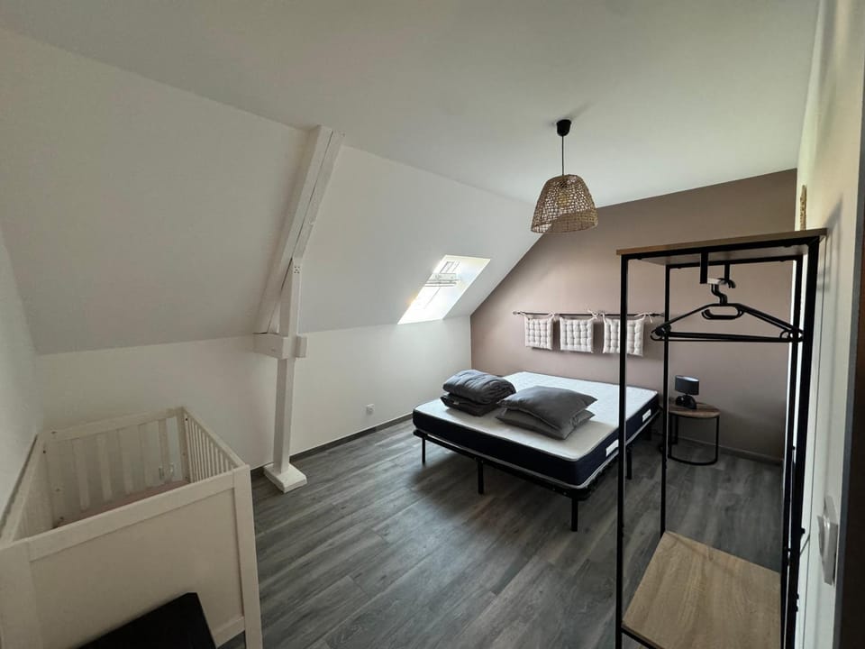 Bed, Photo of the whole room, Bedroom, cot