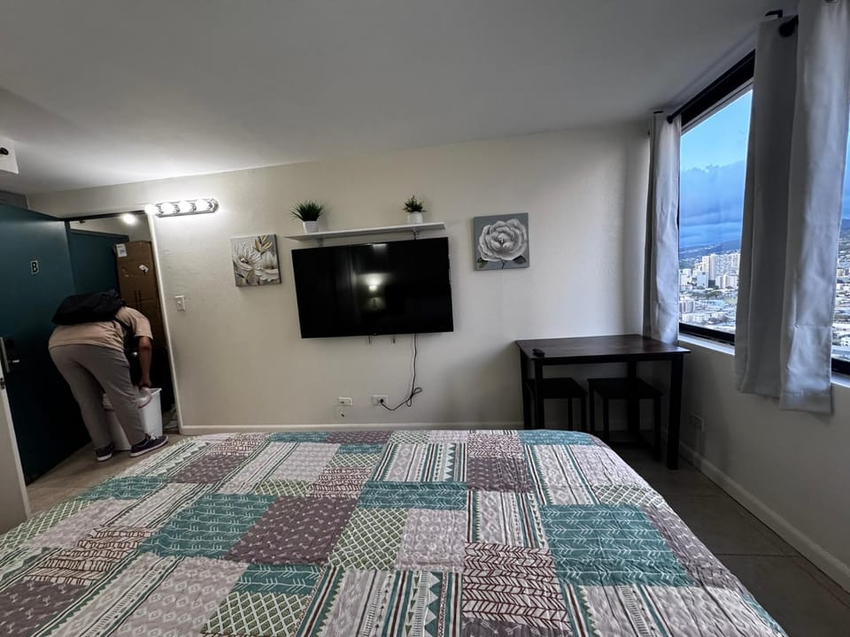King Bed Waikiki Seaside Monarch Paradise Hotel Room Greenery Mountain View Apartment in McCully-Moiliili