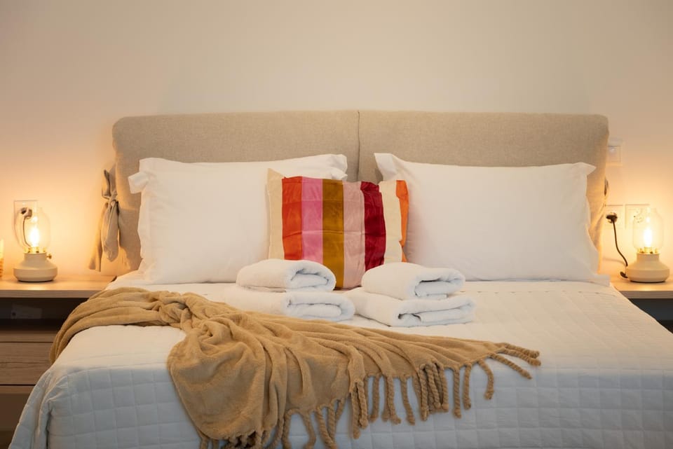 Bed, Bedroom, towels