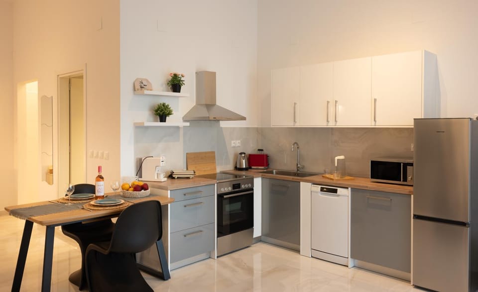 Coffee/tea facilities, Kitchen or kitchenette, Dining area, dishwasher, oven, stove, toaster