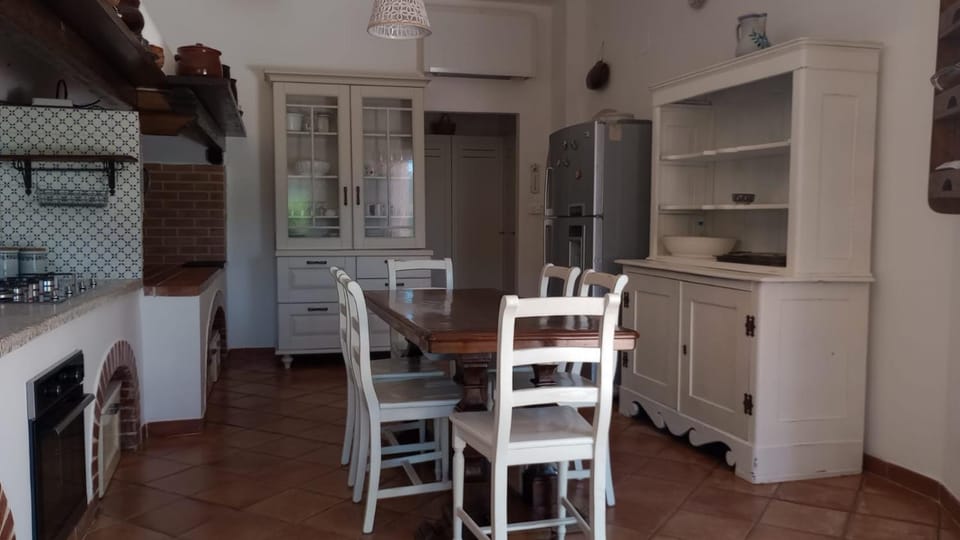 Kitchen or kitchenette, Dining area, dishwasher, oven, stove