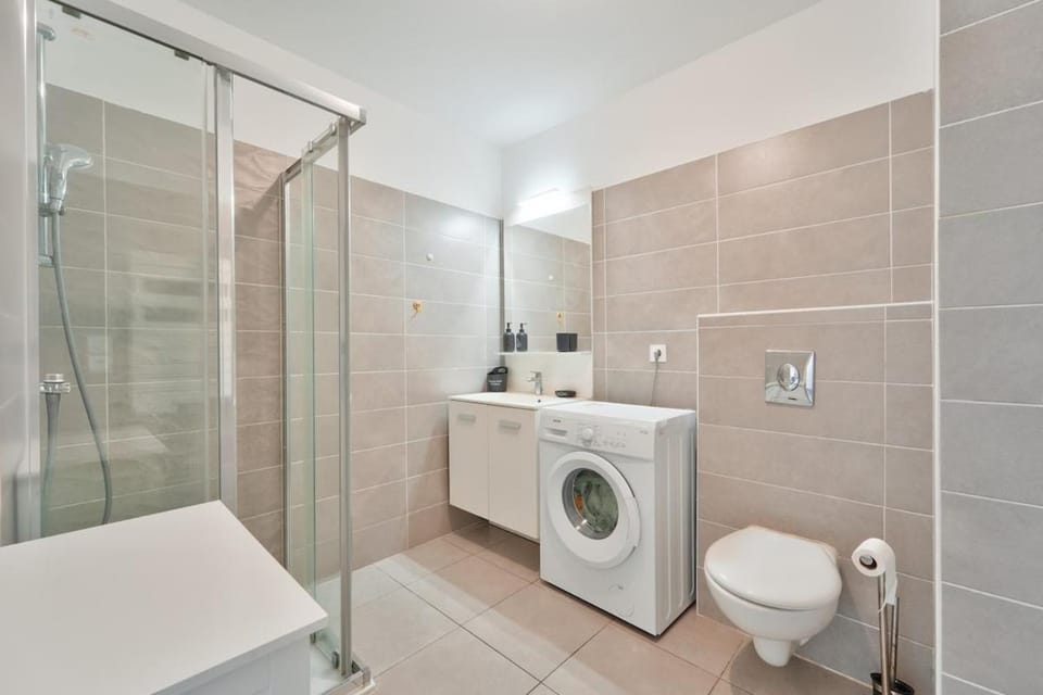 Lovely 1BR with garden, private parking & Sea View Apartment in Nice