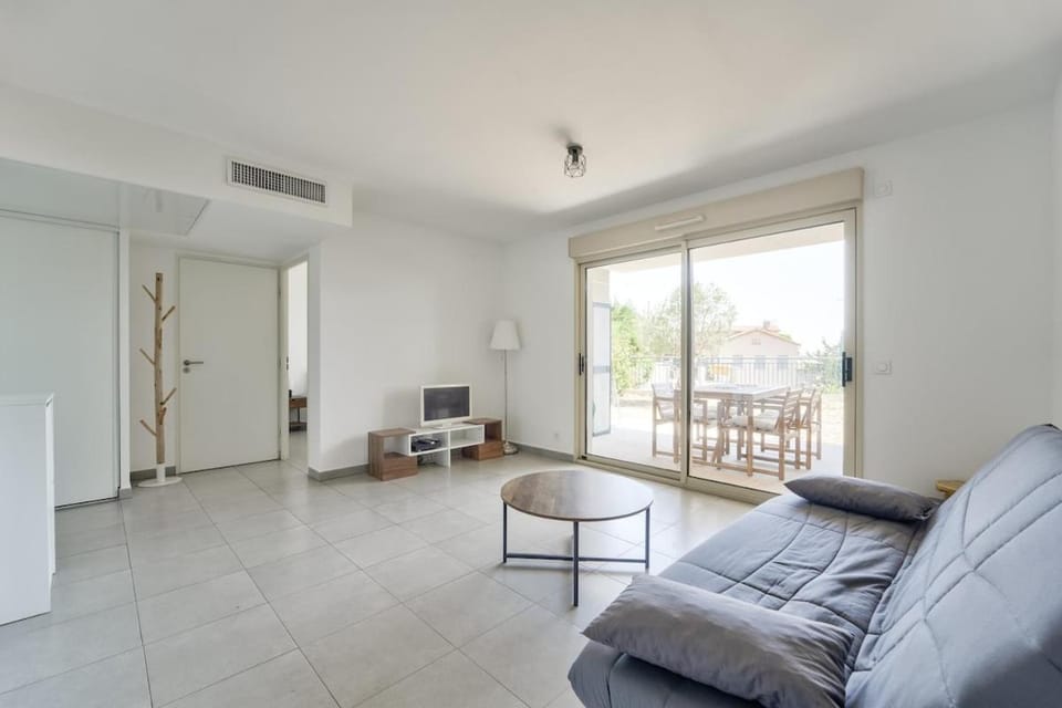 Lovely 1BR with garden, private parking & Sea View Apartment in Nice