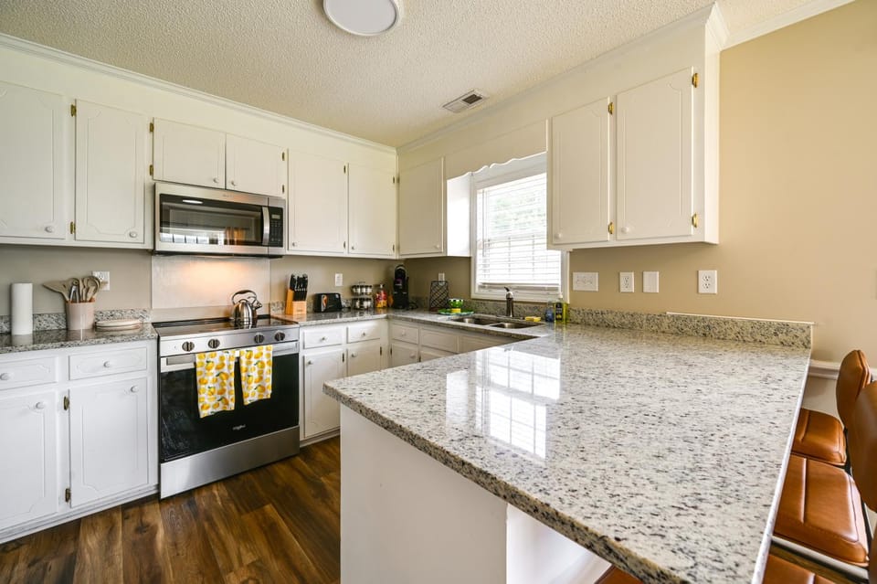 6 Mi to Med District: Greenville Home w/ Yard House in Greenville