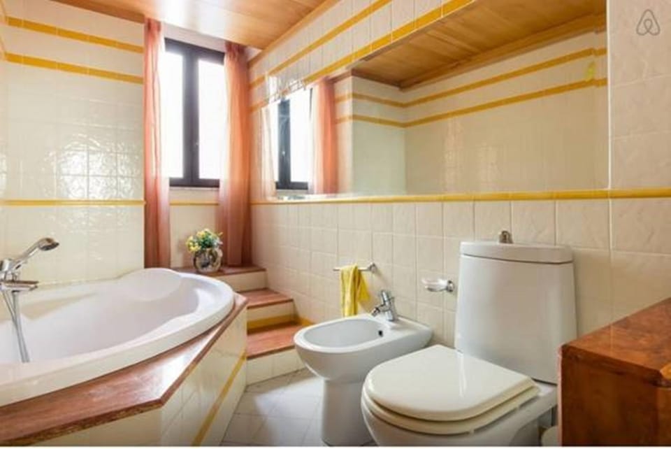 Bathroom, Photo of the whole room, Decorative detail