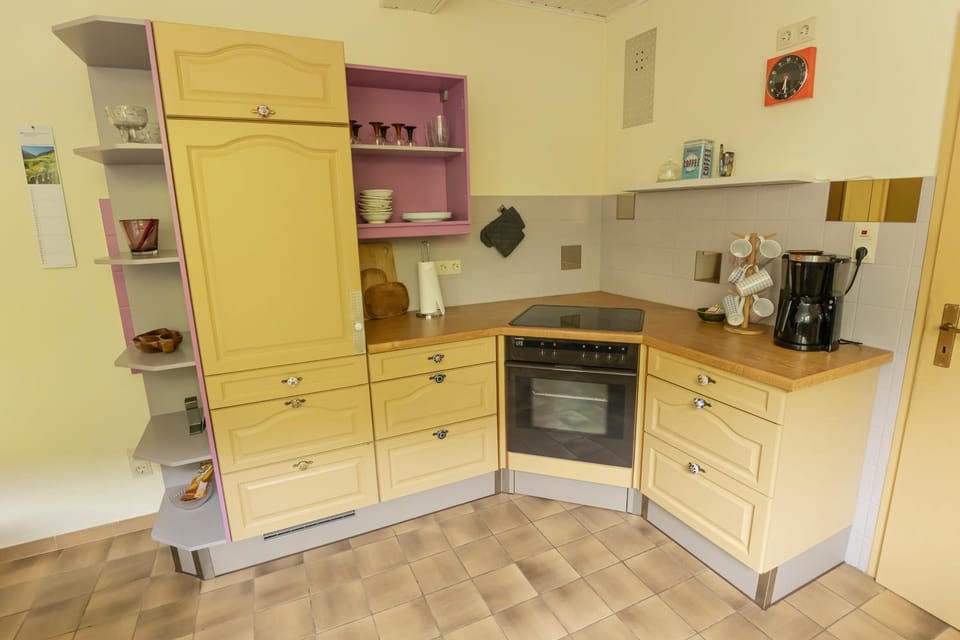Kitchen or kitchenette, oven, pet friendly, stove