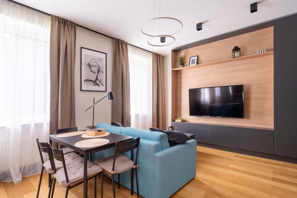 TV and multimedia, Living room, Seating area, Dining area, Evening entertainment