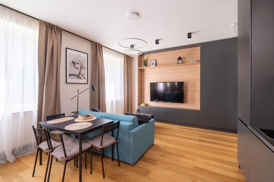 TV and multimedia, Living room, Seating area, Dining area, Evening entertainment