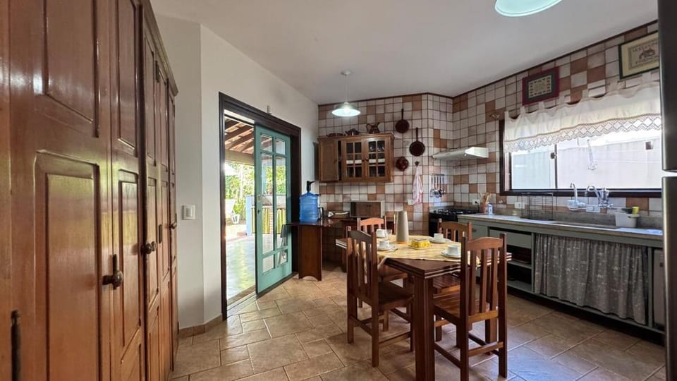 Kitchen or kitchenette, Dining area, stove