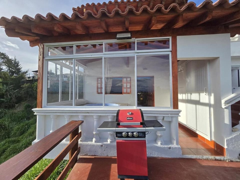 Luxurious country cabin, BBQ, Jacuzzi, TV, WiFi Cabin in Antioquia