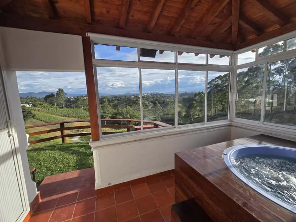 Luxurious country cabin, BBQ, Jacuzzi, TV, WiFi Cabin in Antioquia