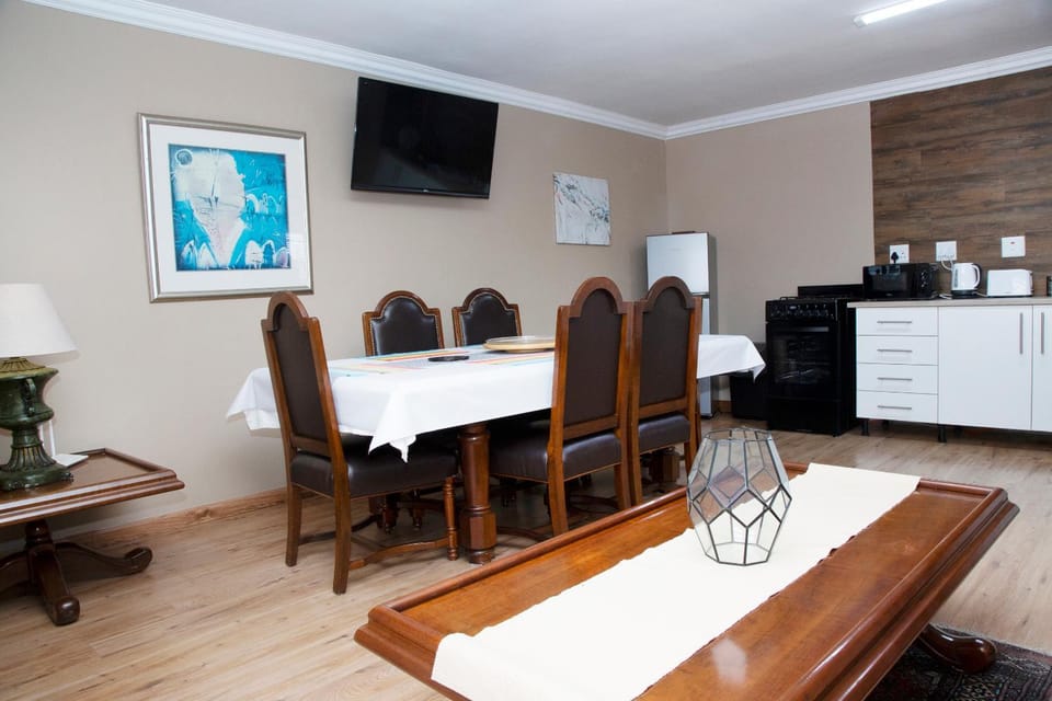 TV and multimedia, Seating area, Dining area