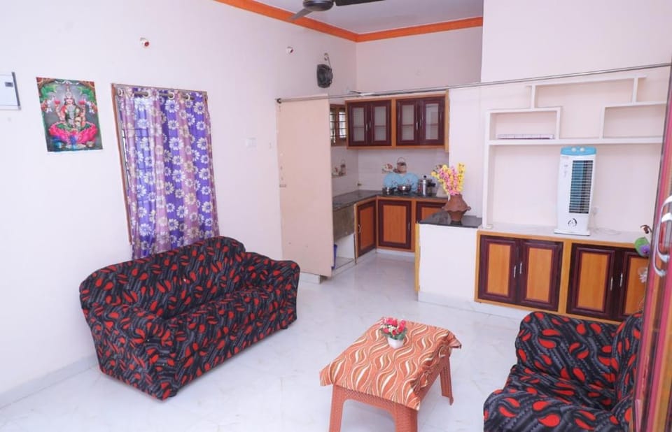 Kitchen or kitchenette, Living room, Seating area