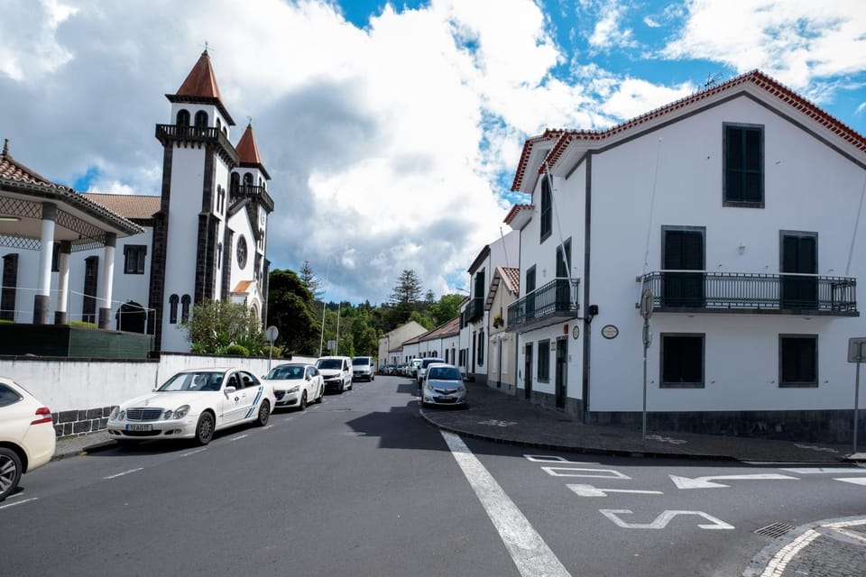 Property building, Day, Neighbourhood, Street view, Location