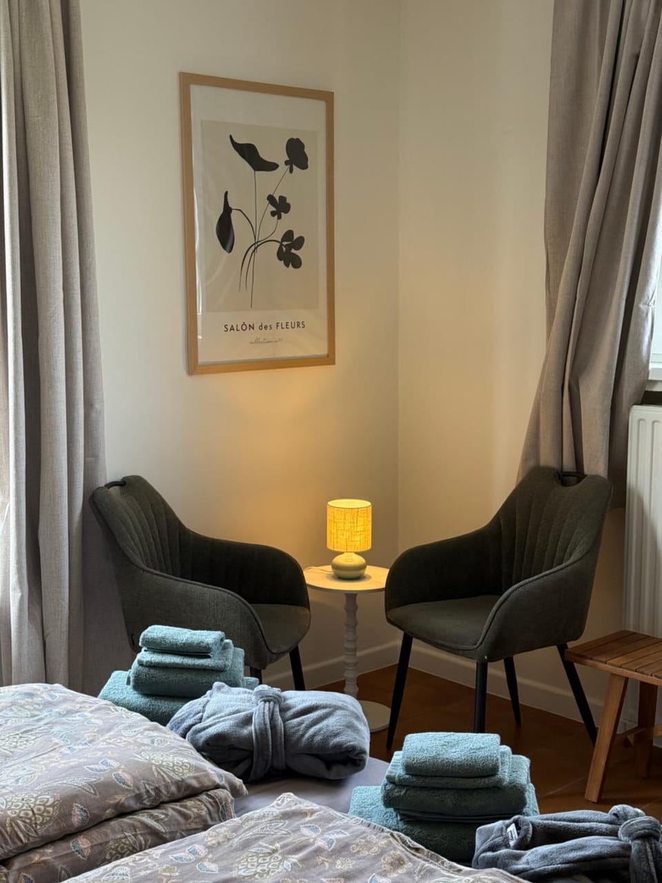 Seating area, Bedroom, towels