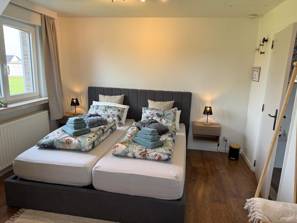 Bed, Photo of the whole room, Bedroom, towels