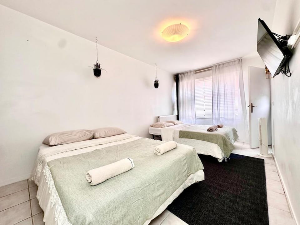 KAALA STAYS - Budget Quadruple Family room 4min walk Metro Apartment in Créteil