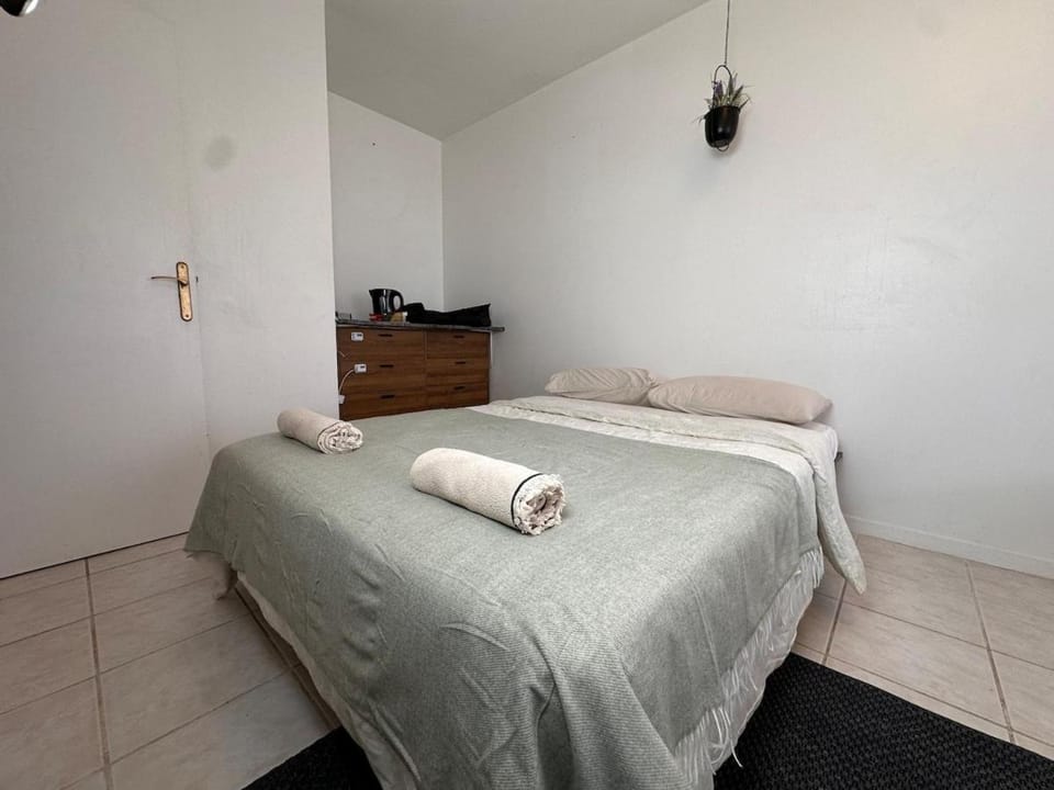 KAALA STAYS - Budget Quadruple Family room 4min walk Metro Apartment in Créteil