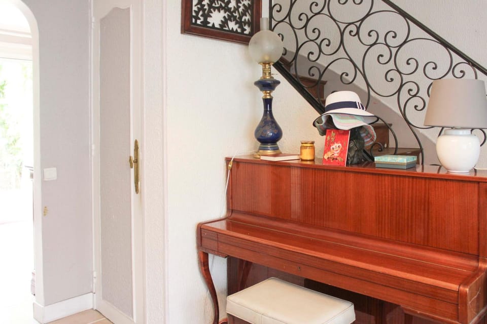 Spacious quiet house with pretty garden House in Saint-Denis, France
