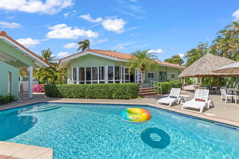 Villa Verde · Pool · Guesthouse · Ping Pong Bed and Breakfast in Jan Thiel