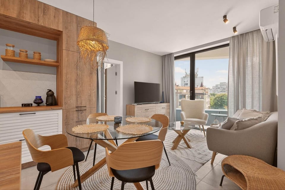 TV and multimedia, Living room, Seating area, Dining area