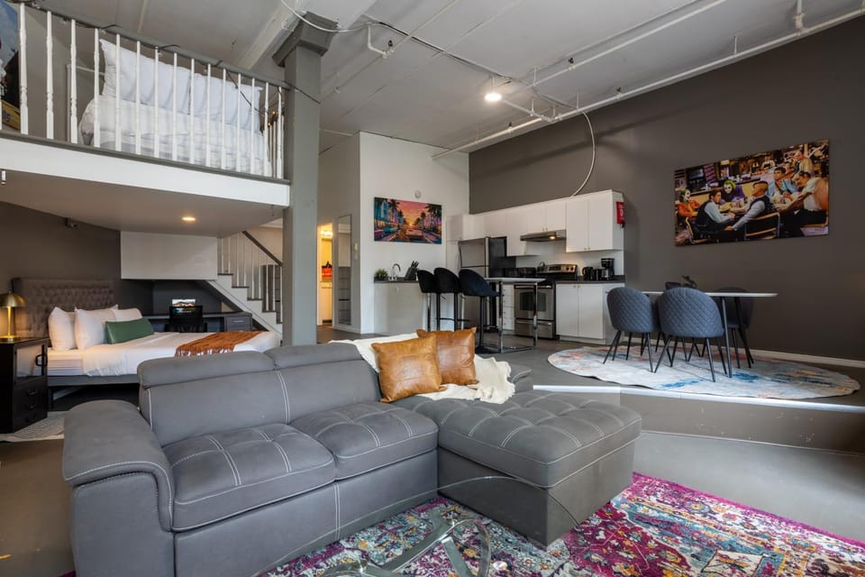 TV and multimedia, Coffee/tea facilities, Kitchen or kitchenette, Living room, Seating area, Dining area, pet friendly