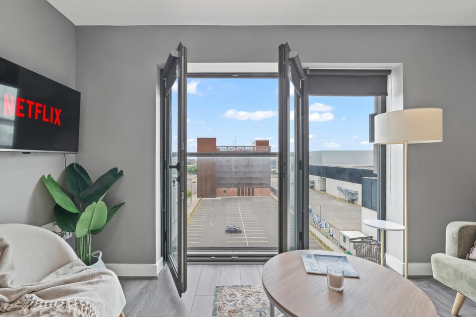 2 Bed, 2 Bath New Build Apartment next to Albert Dock Liverpool & M&S Bank Arena - With Juliet Balcony - Monarchs Quay Arena Apartments - Close to Liverpool ONE Shopping, Exhibition Centre Liverpool, Pullman Hotel, Bars & Restaurants Apartment in Liverpool