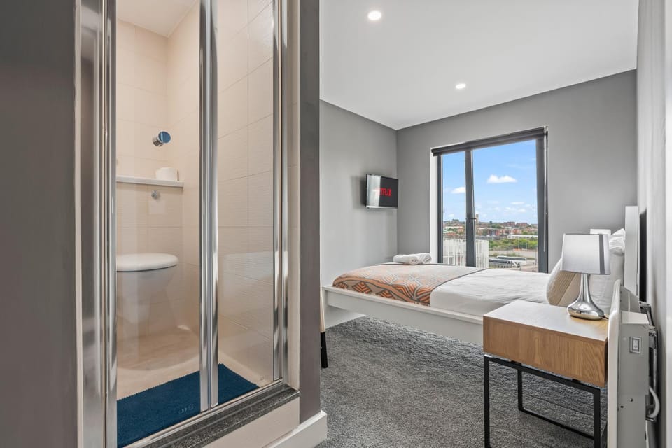 2 Bed, 2 Bath New Build Apartment next to Albert Dock Liverpool & M&S Bank Arena - With Juliet Balcony - Monarchs Quay Arena Apartments - Close to Liverpool ONE Shopping, Exhibition Centre Liverpool, Pullman Hotel, Bars & Restaurants Apartment in Liverpool