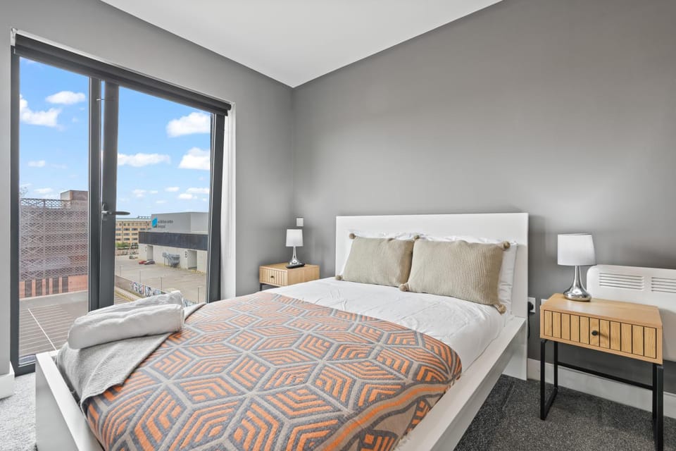 2 Bed, 2 Bath New Build Apartment next to Albert Dock Liverpool & M&S Bank Arena - With Juliet Balcony - Monarchs Quay Arena Apartments - Close to Liverpool ONE Shopping, Exhibition Centre Liverpool, Pullman Hotel, Bars & Restaurants Apartment in Liverpool