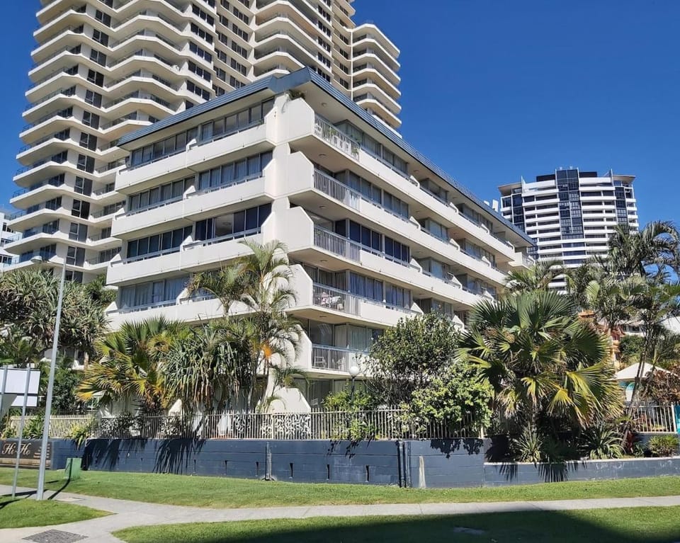 Beach Side, Pool, Spa, BBQ, Parking, Walk Convention Centre, Casino, Pac Fair, Light Rail Apartment in Gold Coast