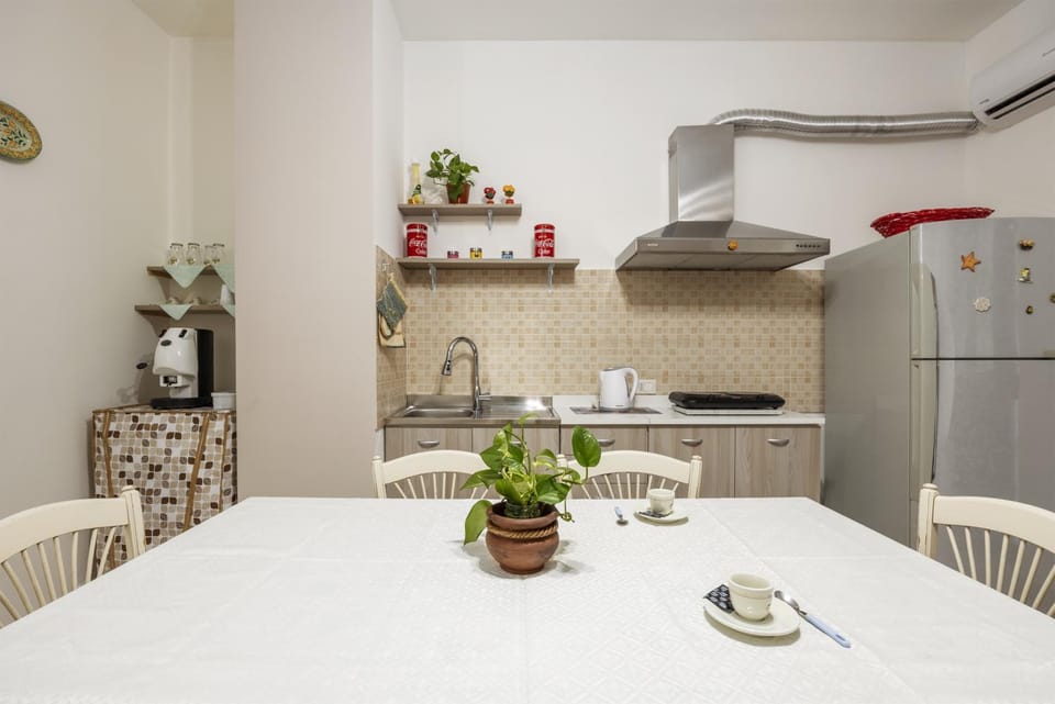 Property building, Kitchen or kitchenette, Living room