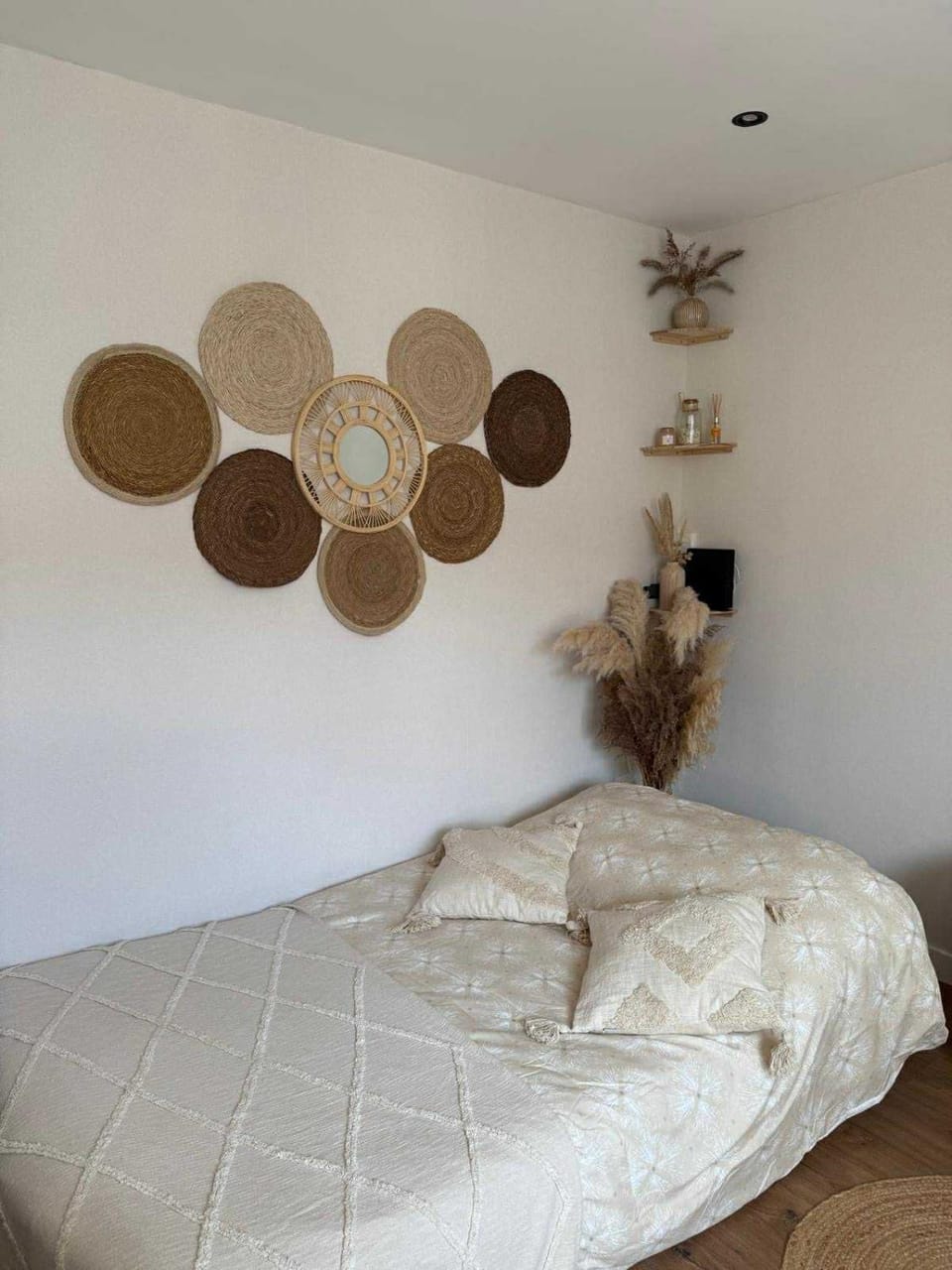 Bed, Living room