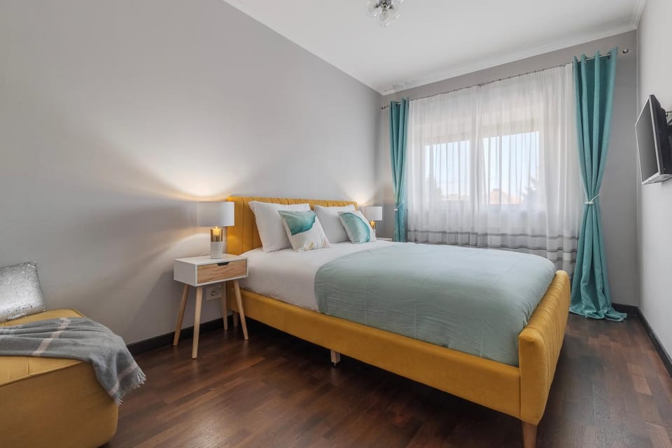 Bed, TV and multimedia, Photo of the whole room, Bedroom