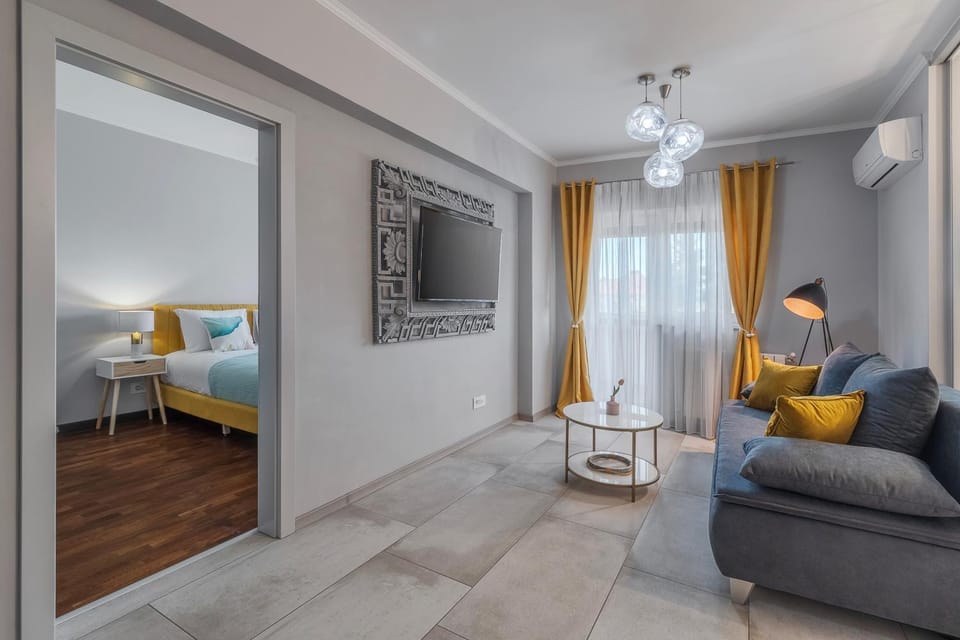 Bed, TV and multimedia, Living room, Seating area, Bedroom