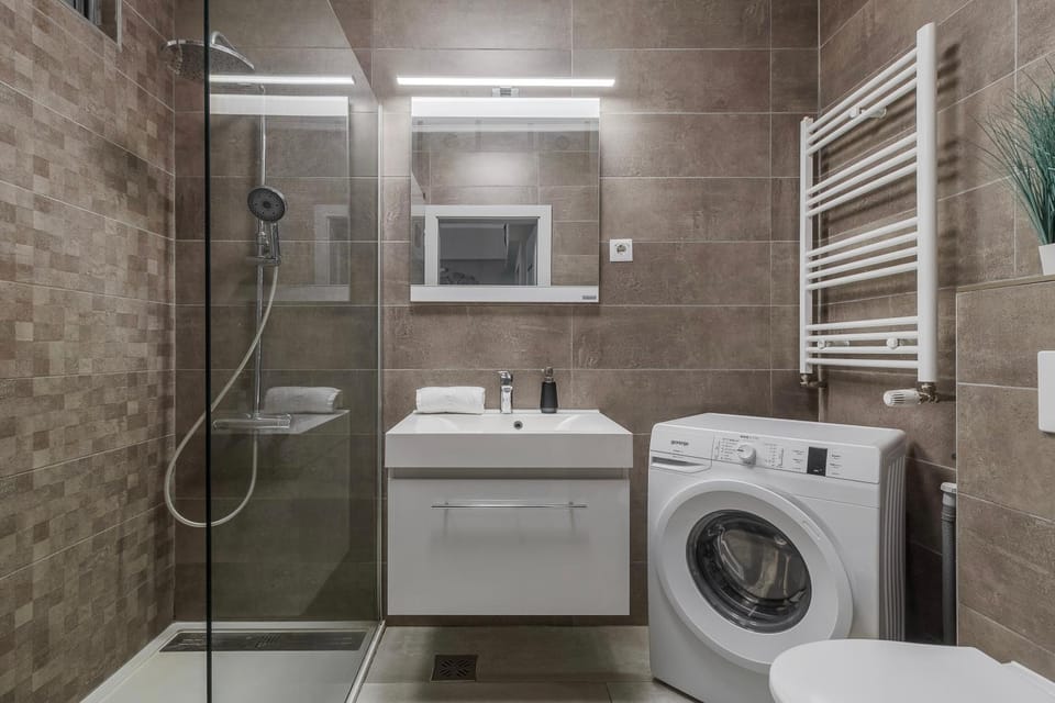 Shower, Toilet, Bathroom, towels, washing machine