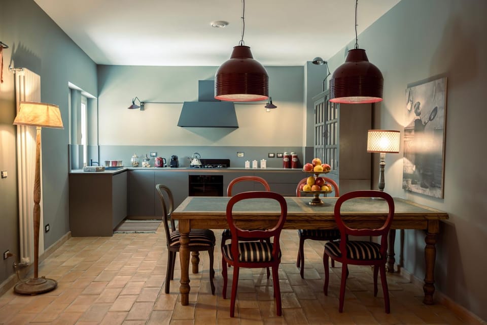 Kitchen or kitchenette, Dining area
