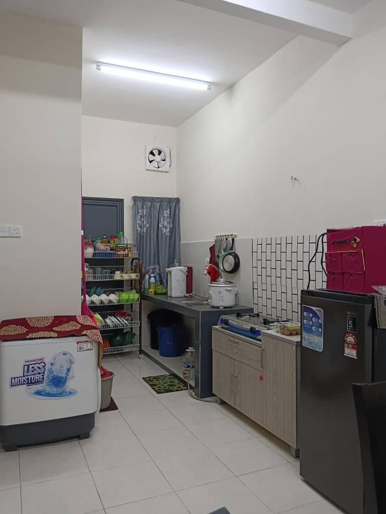 Kitchen or kitchenette, washing machine