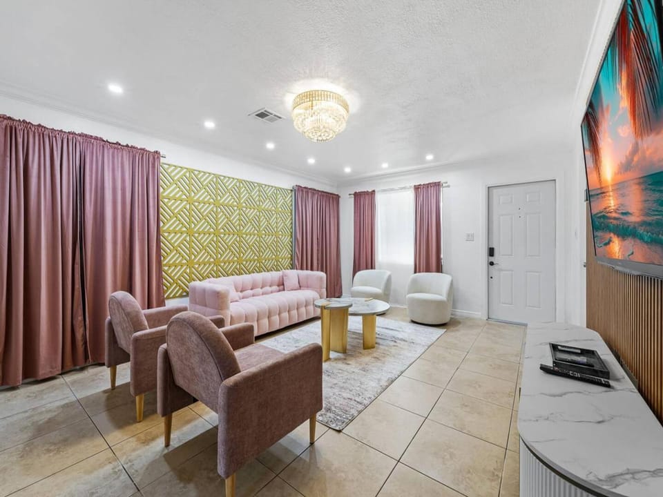 Little Palm House Tropical Oasis Apartment in Oakland Park