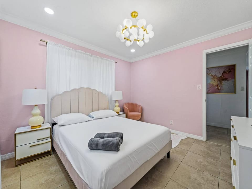 Little Palm House Tropical Oasis Apartment in Oakland Park