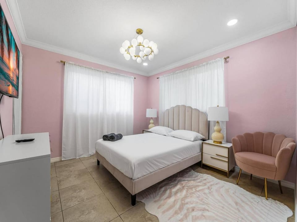 Little Palm House Tropical Oasis Apartment in Oakland Park