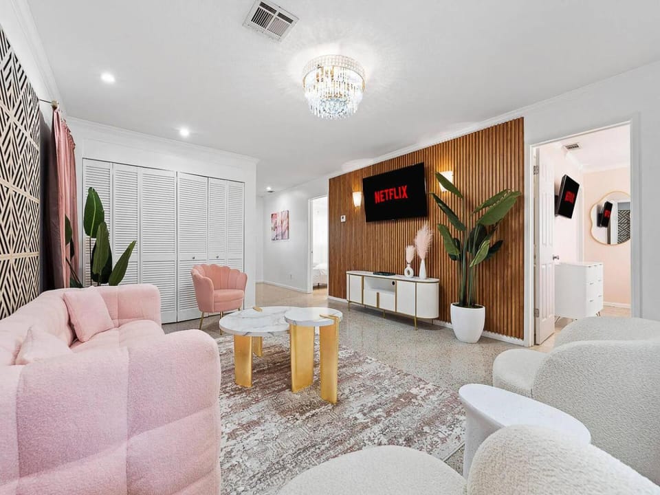 Little Palm House Tropical Escape House in Oakland Park