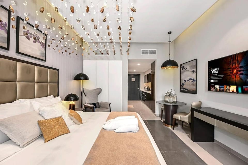 Live in the Center - Walk to Dubai Icons Apartment in Dubai
