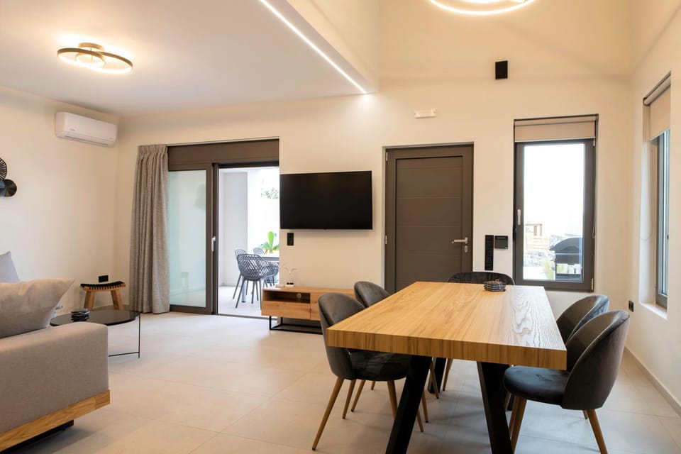 TV and multimedia, Living room, Seating area, Dining area, Pool view, Pool view, Swimming pool, air conditioner