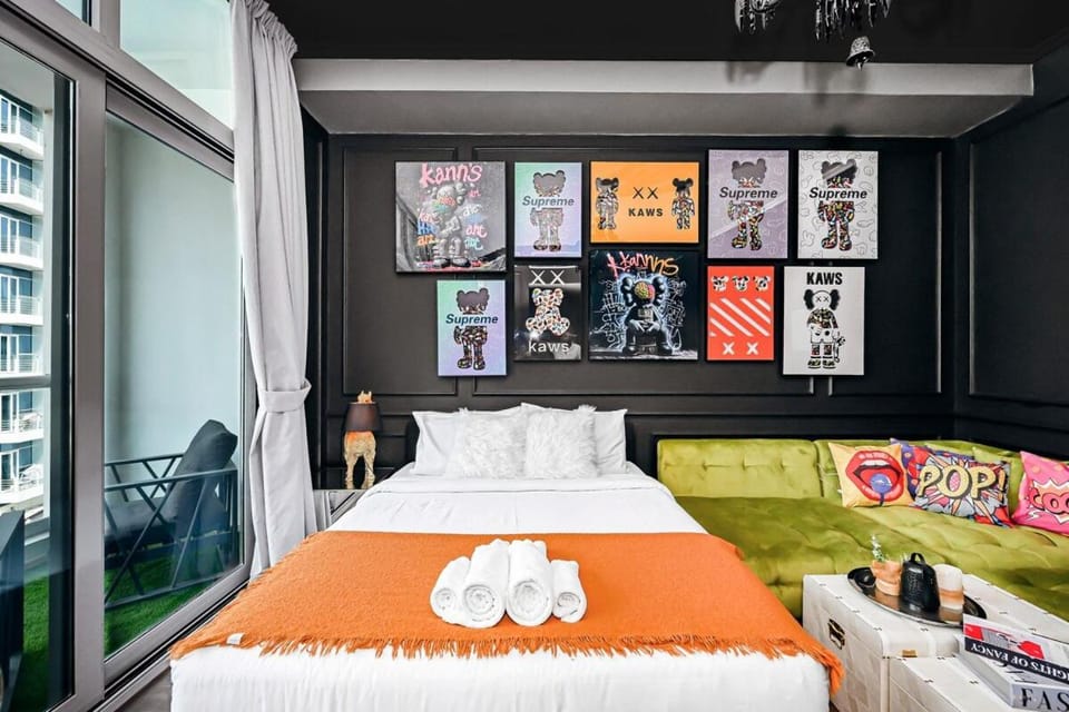 Bed, Living room, Photo of the whole room, Seating area, Bedroom, towels
