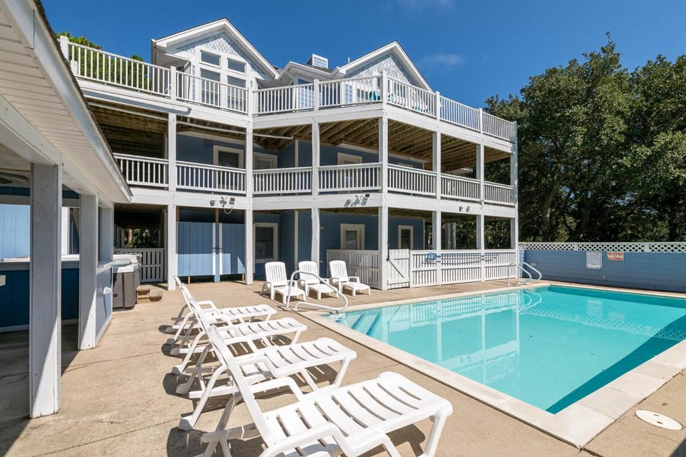 Angel's Retreat - Corolla Village, Steps to Beach Access, Pool, Cabana, Elevator, Pets, Open YR House in Corolla