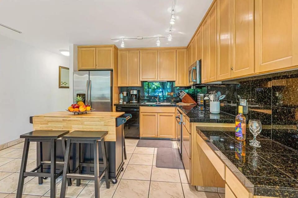 Kitchen or kitchenette, Seating area, Dining area