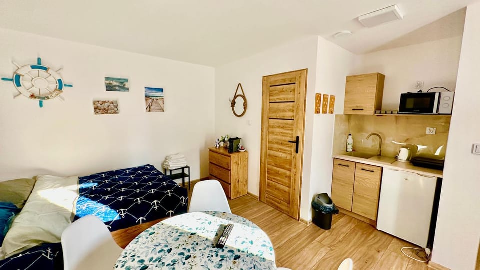 Bed, Coffee/tea facilities, Kitchen or kitchenette, Living room, Photo of the whole room, Seating area, Dining area, Bedroom, oven, stove