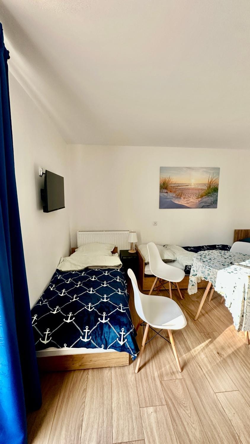Bed, TV and multimedia, Living room, Photo of the whole room, Seating area, Bedroom, towels