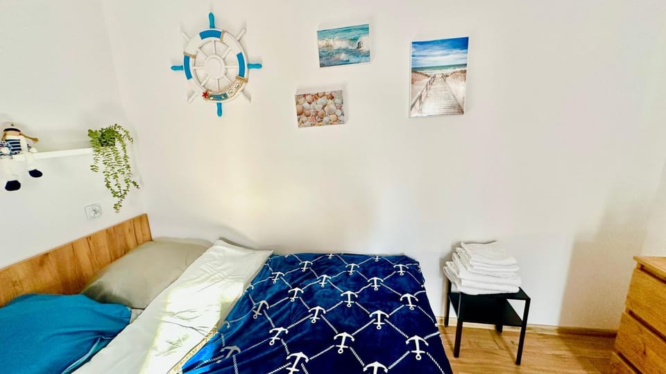 Bed, Living room, Photo of the whole room, Seating area, Bedroom
