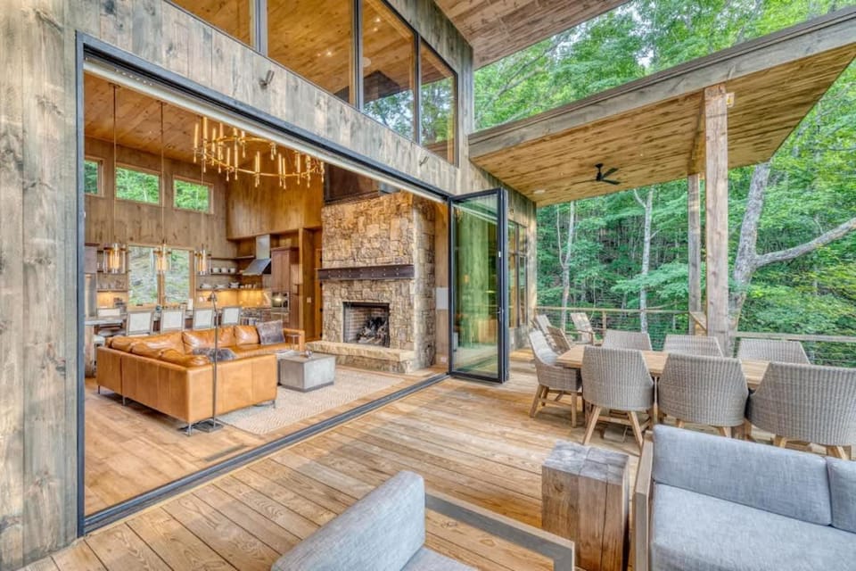 Greenridge- Upscale Architecture and Modern Design House in Blue Ridge Lake